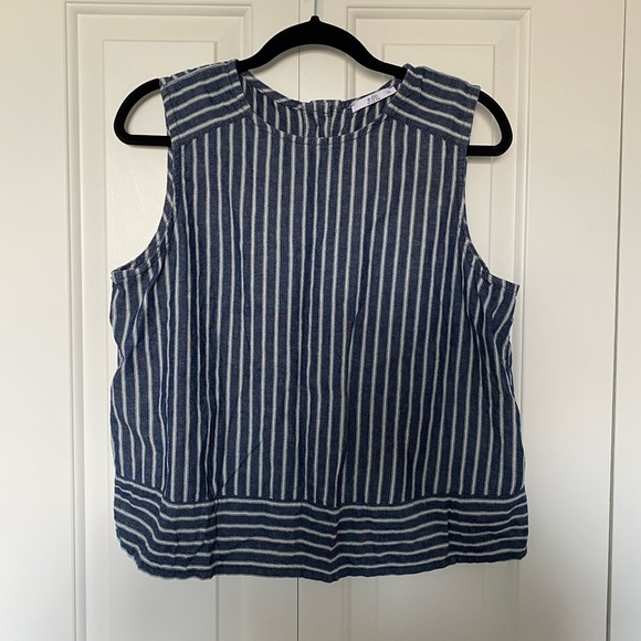 🎉5/$30 - cute light spring/summer tank - cute buttons on back! - Picture 2 of 6